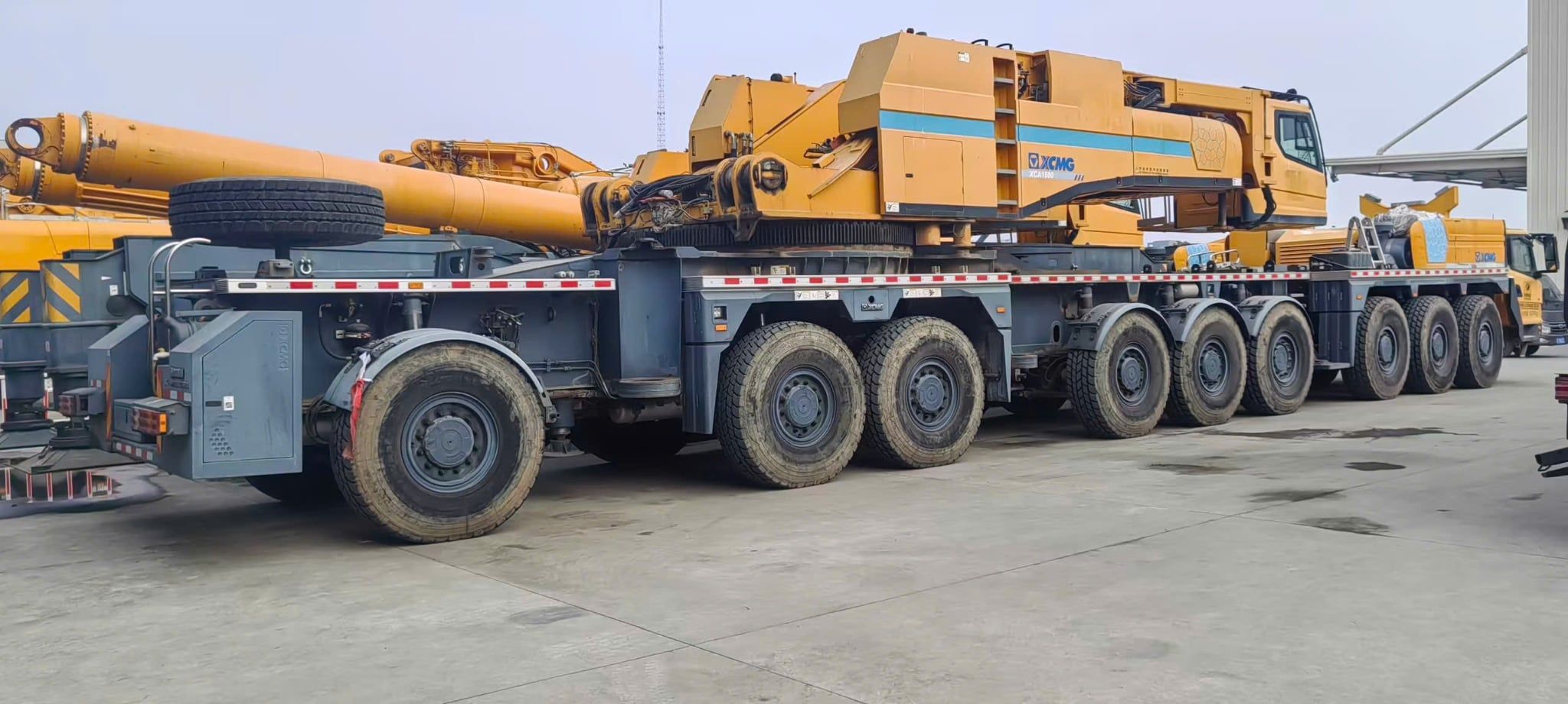 Cẩu lốp 1600 tấn XCMG XCA1600 đời 2021 chưa lắp cần