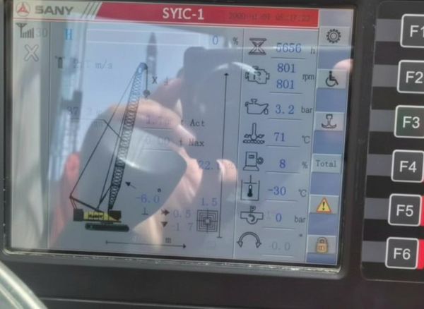 Thiết bị Cẩu Bánh Xích SANY SCC2000 200 Tấn Cũ 2017