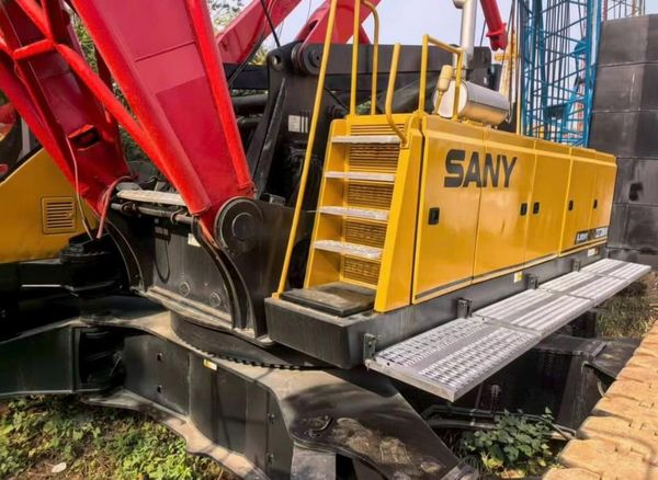 Thiết bị Cẩu Bánh Xích SANY SCC2000 200 Tấn Cũ 2017