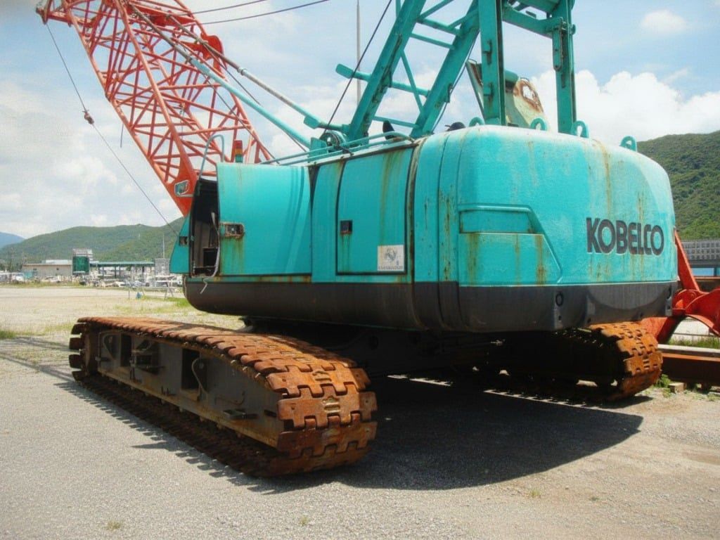 Hình thực tế chưa sơn sửa cẩu xích 65 tấn Kobelco 7065 đời 1996