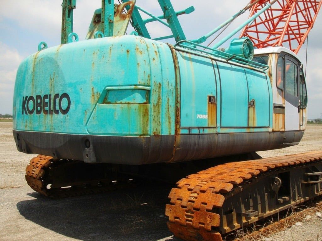 Hình thực tế chưa sơn sửa cẩu xích 65 tấn Kobelco 7065 đời 1996
