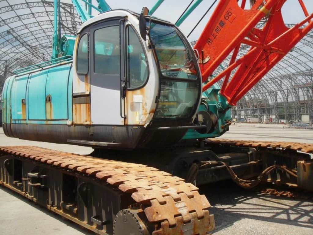 Hình thực tế chưa sơn sửa cẩu xích 65 tấn Kobelco 7065 đời 1996