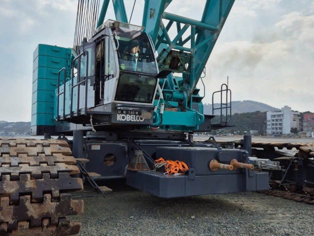 cẩu bánh xích Kobelco CKE2500-2 250 tấn giá 14.3 tỷ tại kho Việt Nhật Corp