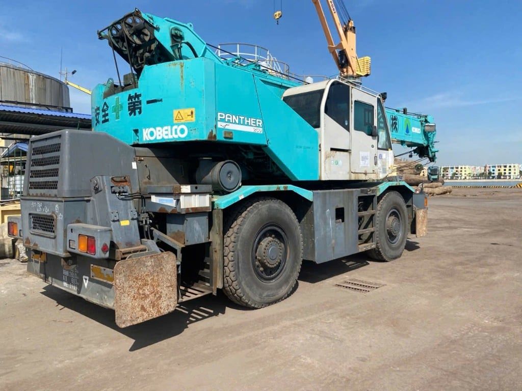 Cẩu lốp cũ 25 tấn KOBELCO RK250-6 đời 2003: Đánh giá chi tiết & Lợi ích đầu tư