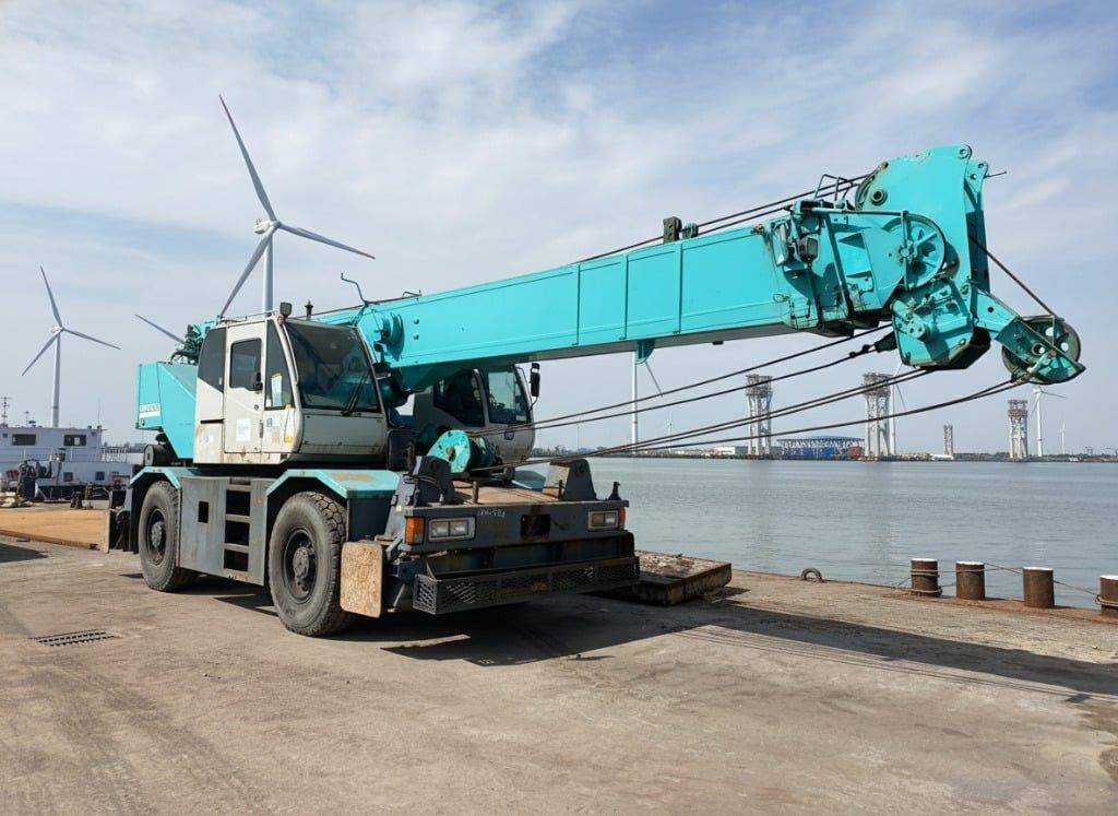 Cẩu lốp cũ 25 tấn KOBELCO RK250-6 đời 2003: Đánh giá chi tiết & Lợi ích đầu tư