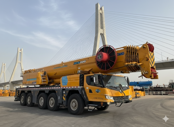 Xe cẩu bánh lốp 220 tấn Trung Quốc