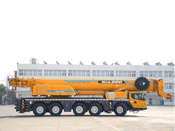 Xe cẩu bánh lốp 220 tấn