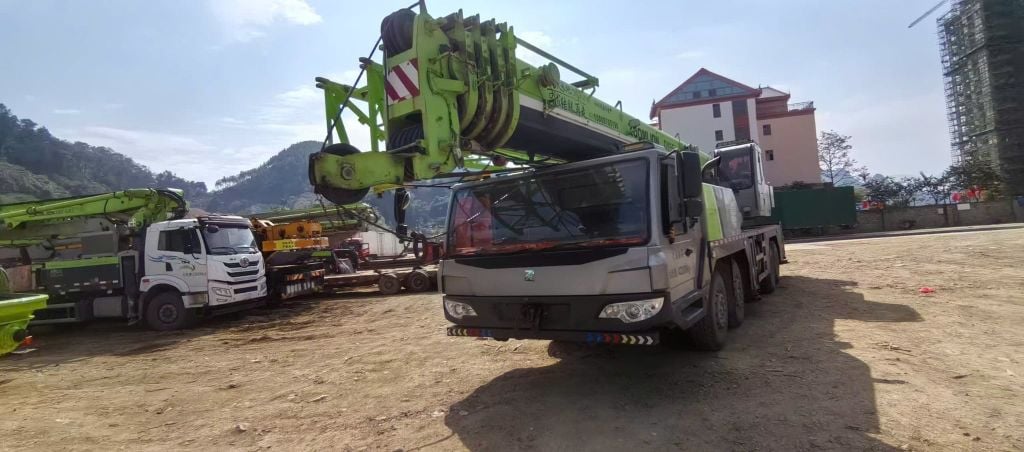 Ảnh thực tế máy tại bãi - góc tổng thể Ảnh thực tế máy tại bãi - động cơ Ảnh thực tế máy tại bãi - nội thất cabin Ảnh thực tế máy tại bãi - gầm bệ và chân chống