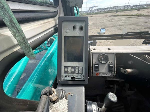Hinh thực Tế Với Kobelco MK500 Cẩu Lốp Cần Giàn Kobelco MK500 50 tấn đời 2003