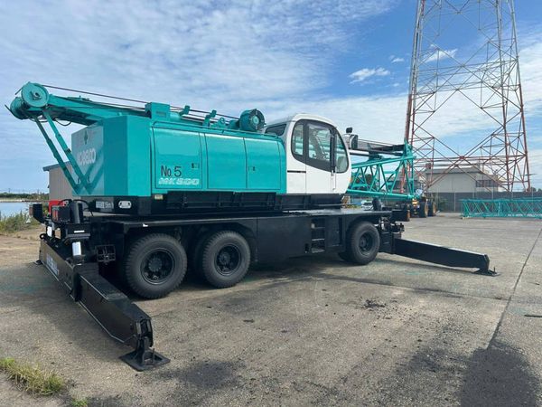 Hinh thực Tế Với Kobelco MK500 Cẩu Lốp Cần Giàn Kobelco MK500 50 tấn đời 2003