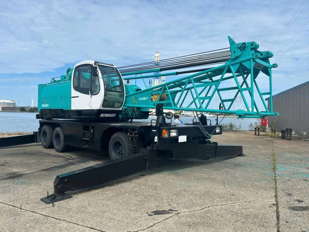 Cẩu Lốp Cần Giàn Kobelco MK500: Đột Phá Công Nghệ & Hiệu Suất Vượt Trội