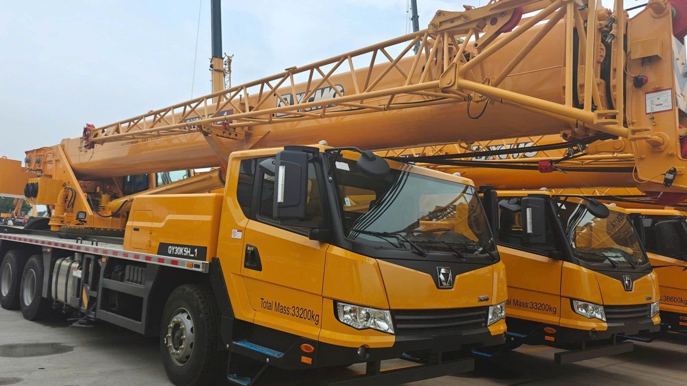 Xe cẩu XCMG QY30K5H là dòng cẩu bánh lốp (truck crane) tải trọng nâng 30 tấn đối trọng 6,6 tấn