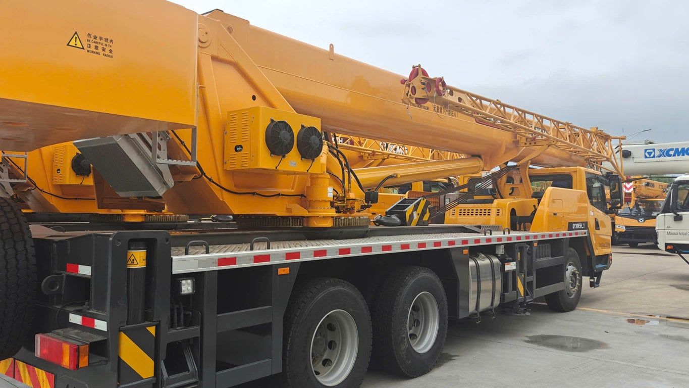 Xe cẩu XCMG QY30K5H là dòng cẩu bánh lốp (truck crane) tải trọng nâng 30 tấn nhập khẩu chính hãng