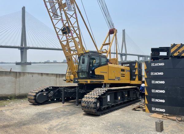 Xe cẩu bánh xích 100 tấn XCMG XGC100A