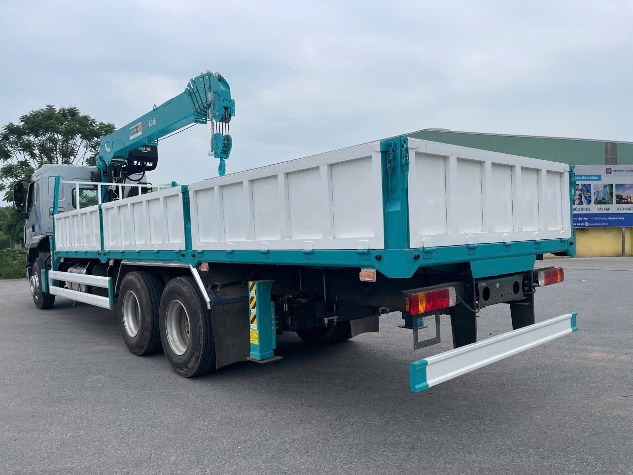 HLC-8016 nâng 8.000 kg khi cần gần như thu hết, bán kính 2,0 m