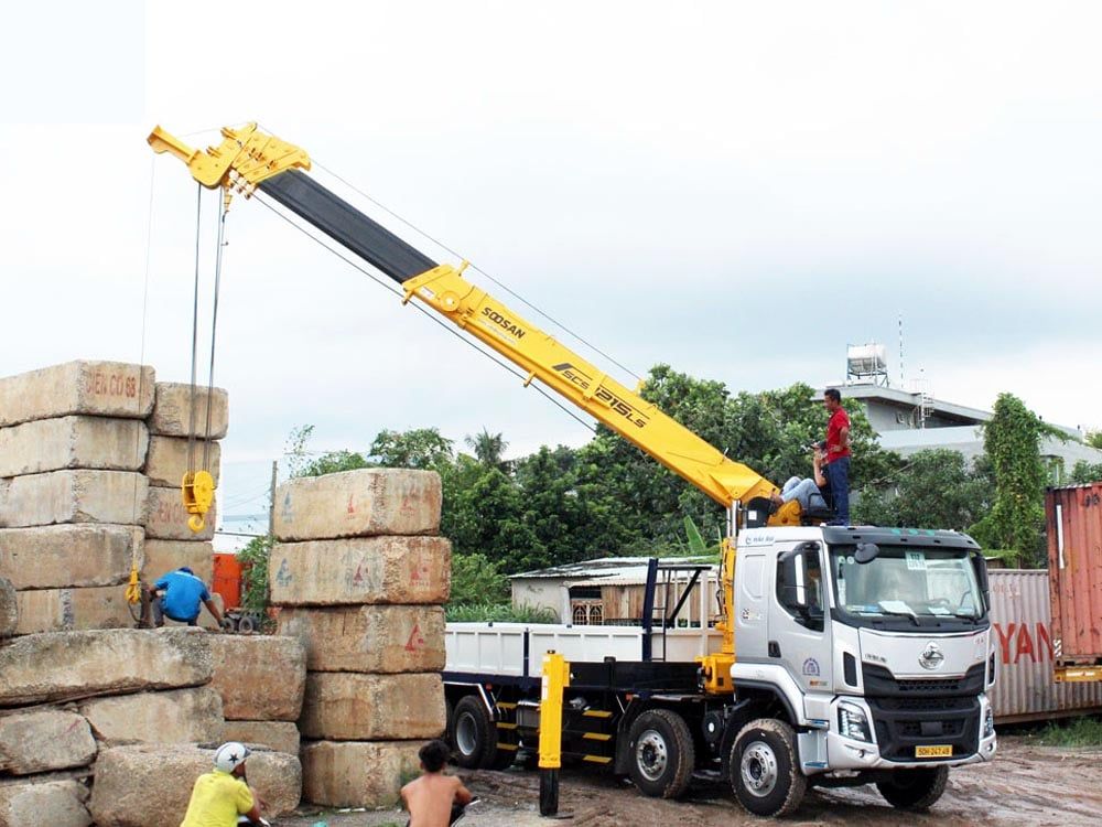 Xe tải gắn cẩu 13 tấn Chenglong LZ1310