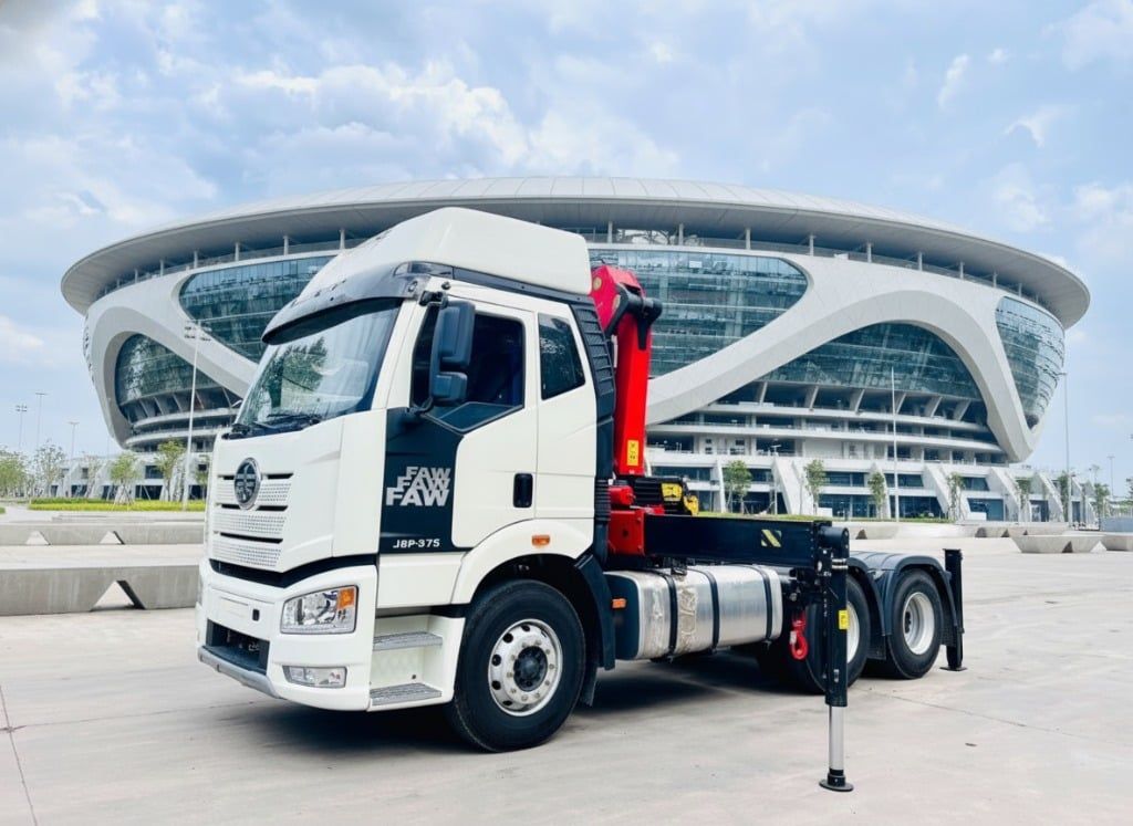 FAW J6P 375 HP gắn cẩu Sany SPK18500