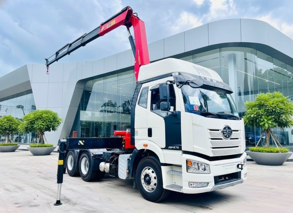 Ngoại thất Đầu kéo FAW J6P 375 HP gắn cẩu Sany SPK18500