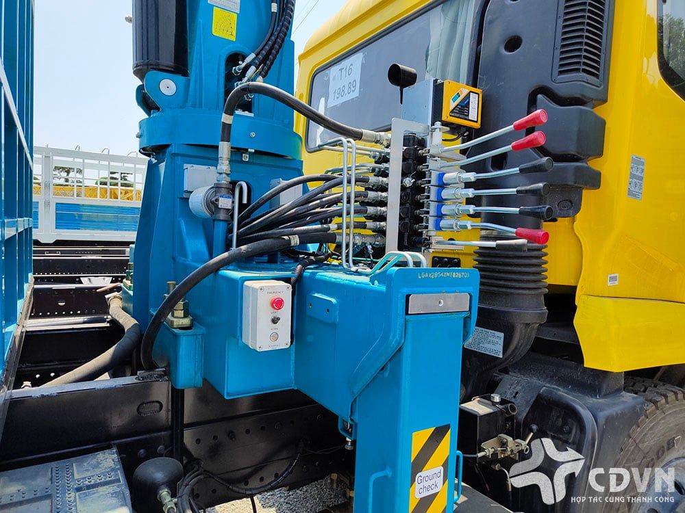Tay trang điều khiển cẩu Hyundai Everdigm HLC-5014 bên hông xe