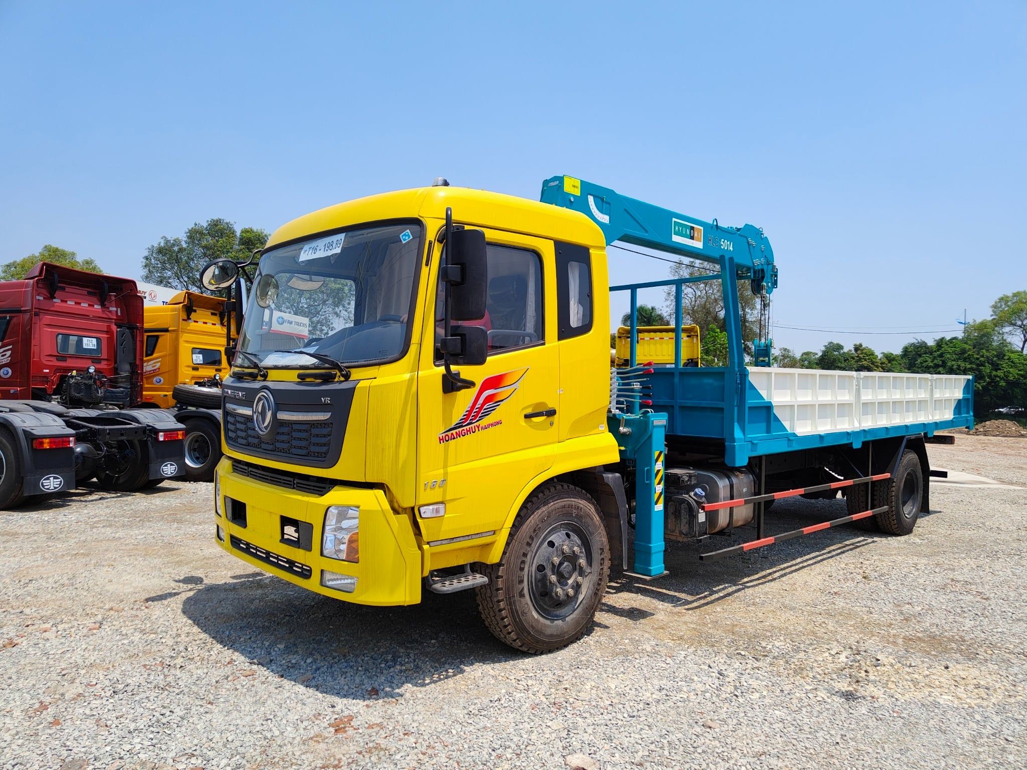 Dongfeng B180 gắn cẩu Hyundai Everdigm HLC-5014 5 tấn nhìn tổng thể