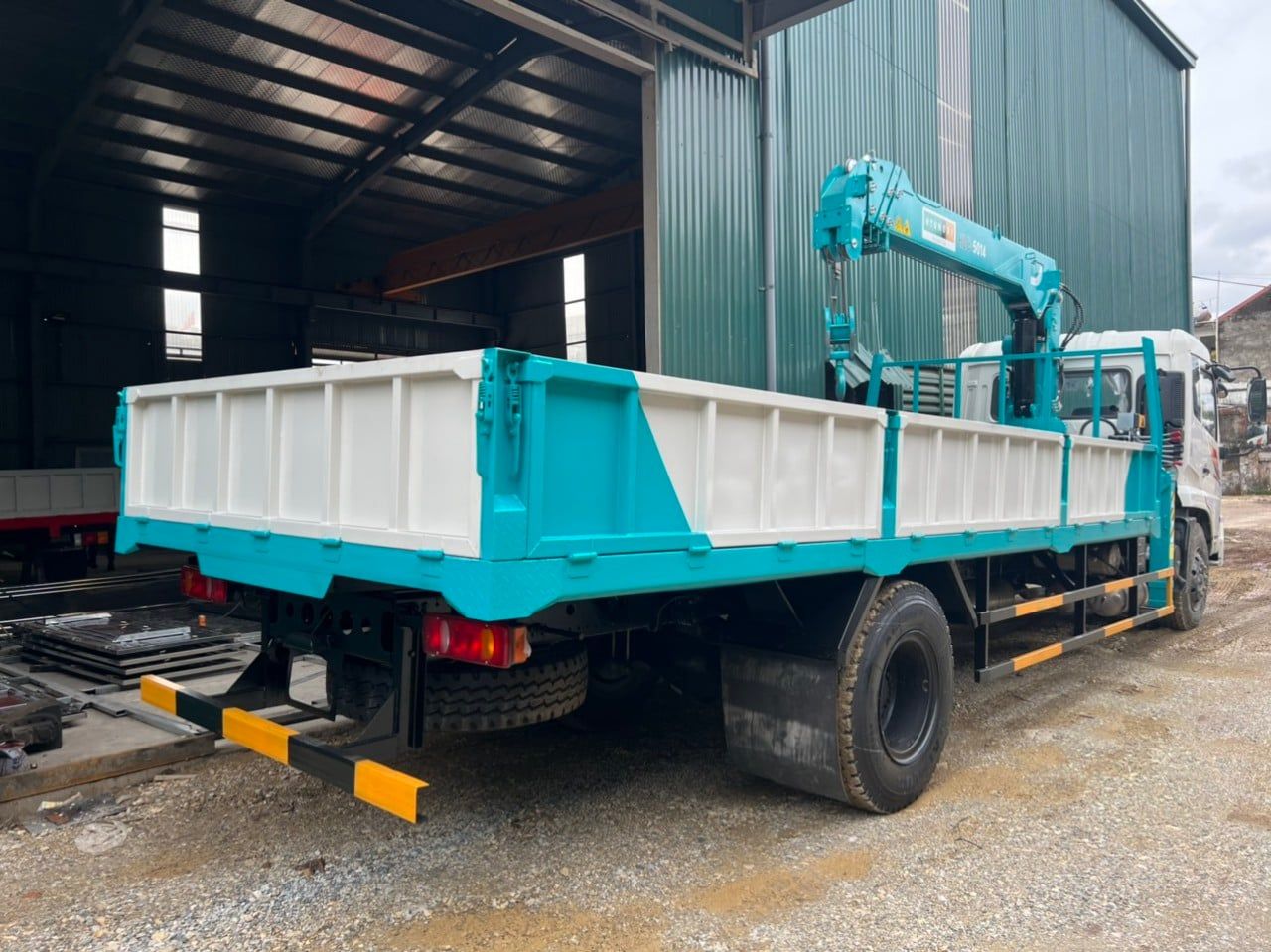 Chân chống cẩu HLC-5014 trên xe tải gắn cẩu 5 tấn mở tối đa 4,17 m