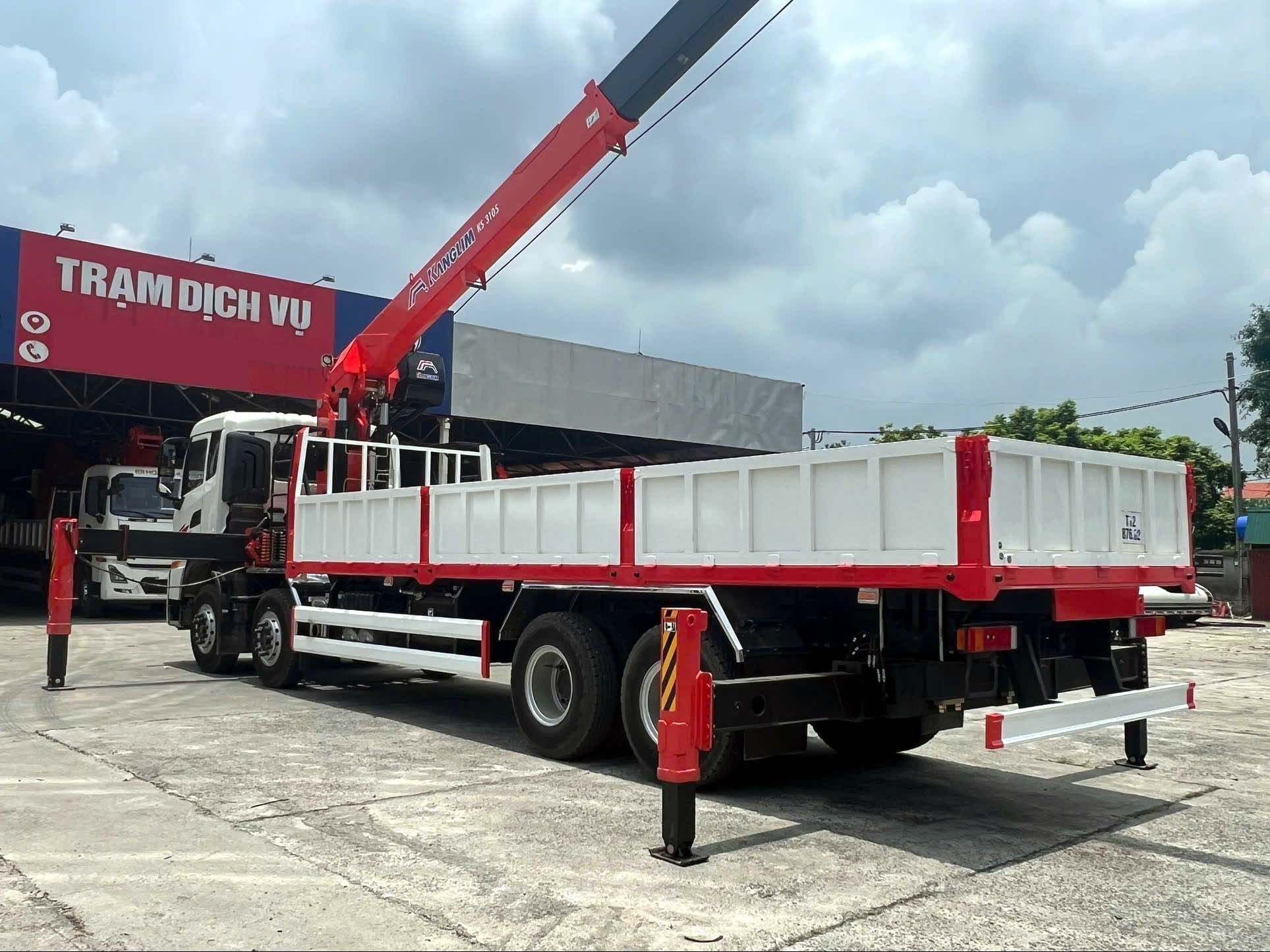 Dongfeng Hoàng Huy 340HP gắn Kanglim KS3105 là cấu hình cho nhà thầu cần nâng vật nặng ở tầm xa 22,5m