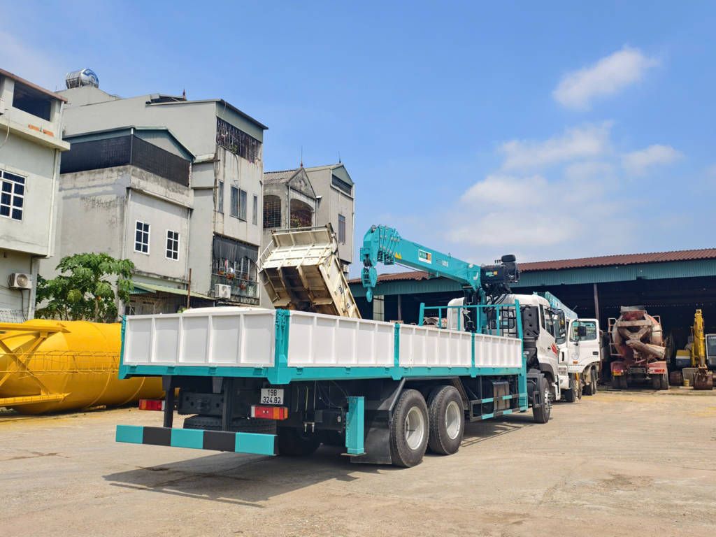 HLC-8016 nâng 8.000 kg khi cần gần như thu hết, bán kính 2,0 m. Ra 10,7 m còn 1.425 kgf, ra 19,8 m chỉ còn 630 kgf.
