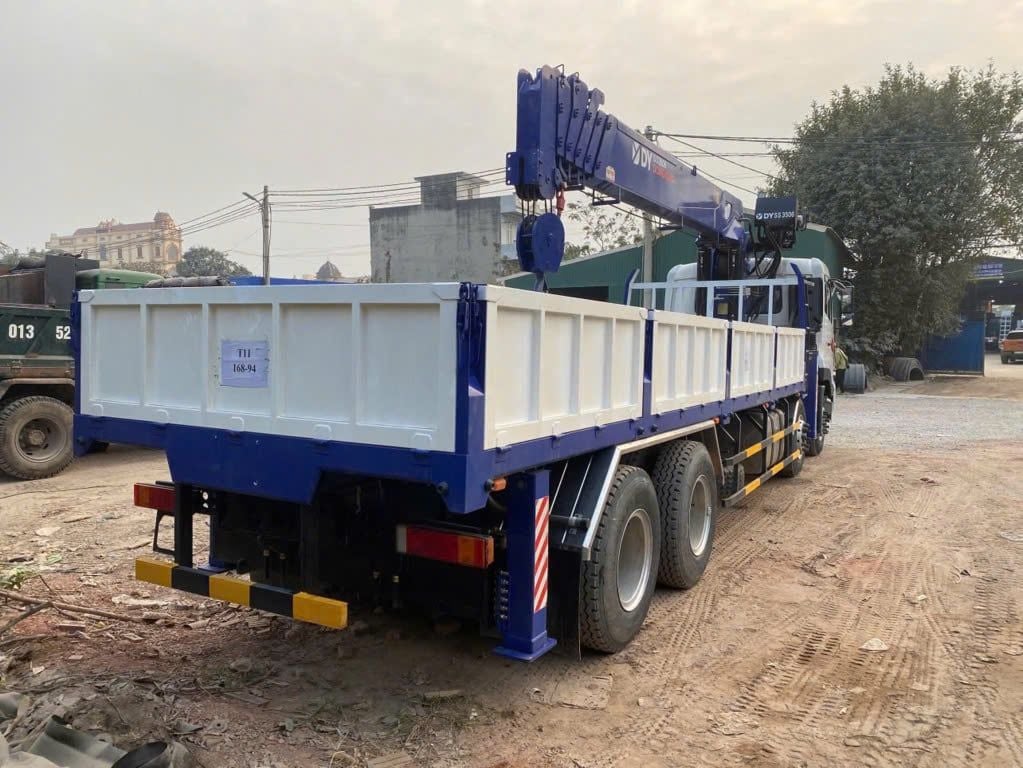 Xe 8x4 (4 trục): phân bổ tải đều hơn xe 3 chân, giúp chở đủ 9.000 kg hàng cộng khối cẩu mà vẫn nằm trong tổng tải 30 tấn cho phép.