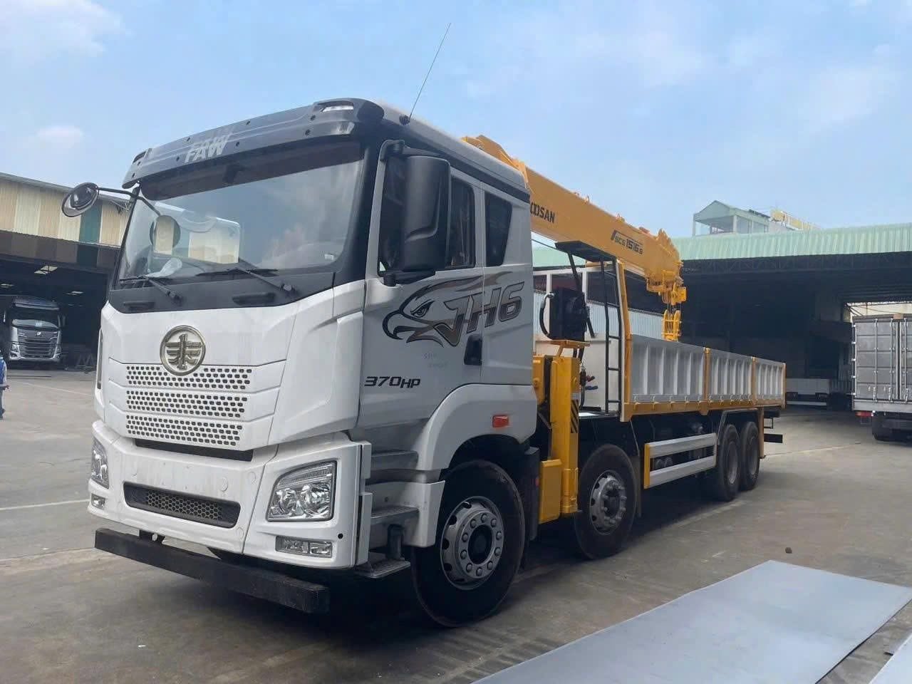 xe cẩu tự hành 15 tấn FAW JH6 SCS1516S thi công công trình nhà xưởng thực tế