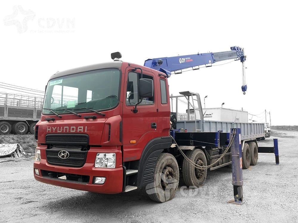 Hyundai HD320 gắn cẩu Dongyang SS2725LB là xe tải 4 chân (8x4) gắn cẩu tự hành phân khúc 12 tấn