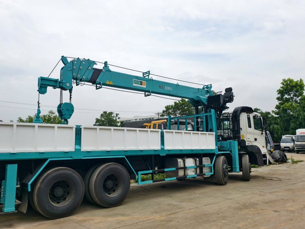 Hyundai HD320 gắn cẩu HLC-12015ACE, áp dụng QCVN 09:2024/BGTVT.