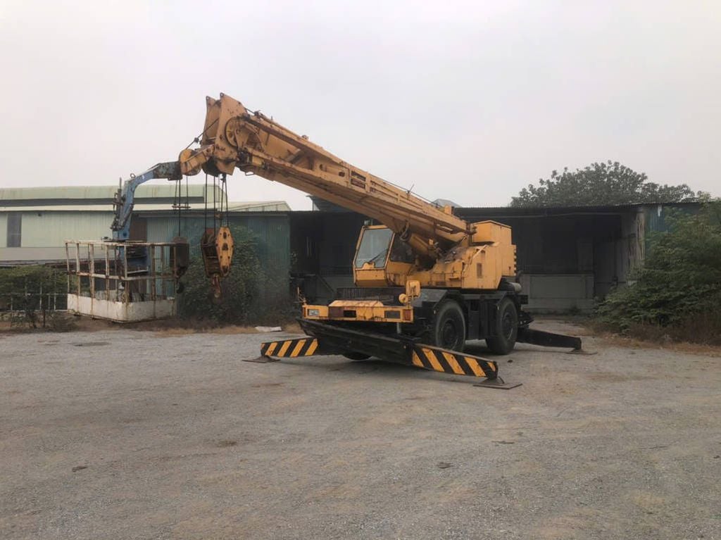 Cẩu bánh béo 25 tấn Kobelco RK250-2 đời 1991