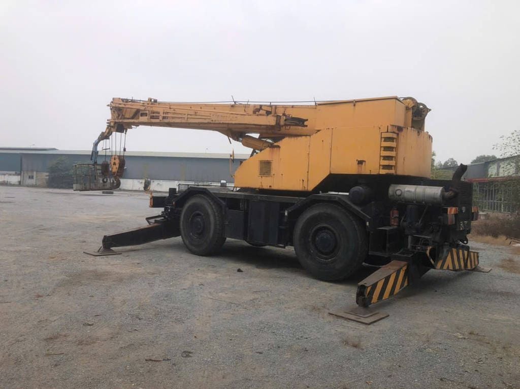 Cẩu bánh béo 25 tấn Kobelco RK250-2 đời 1991