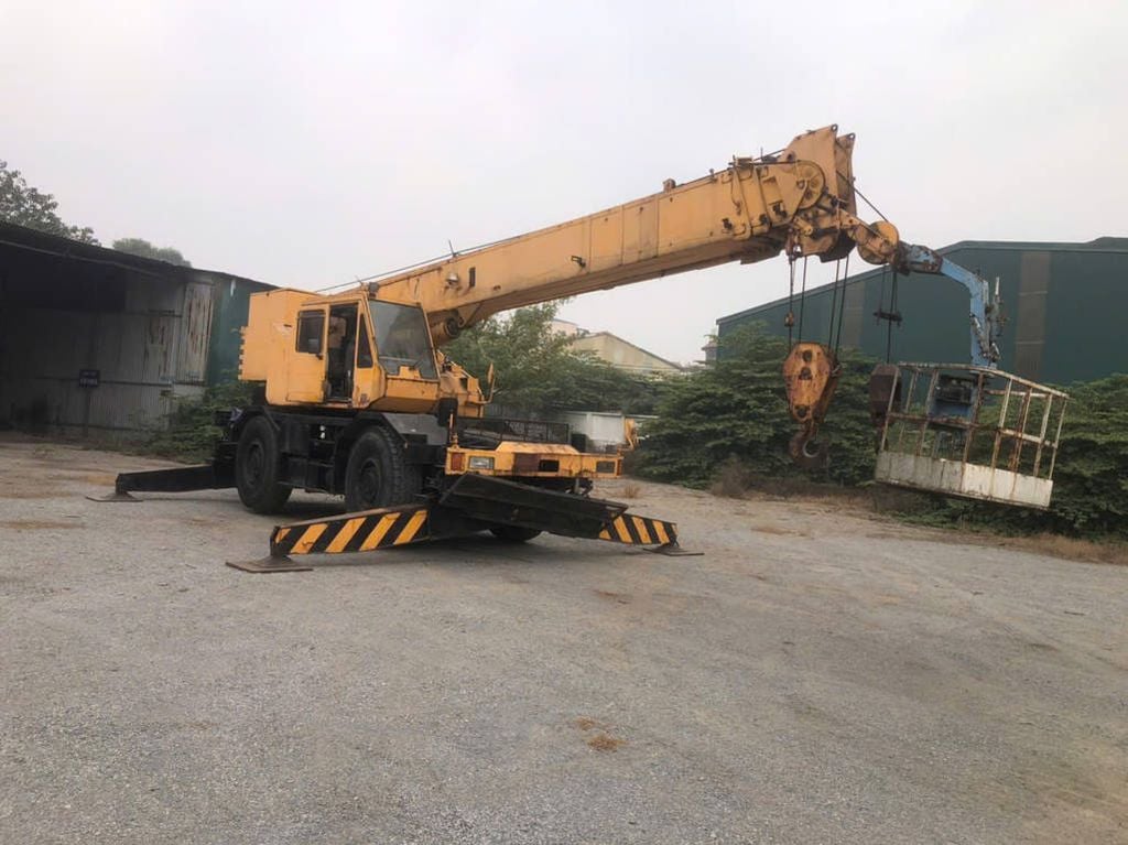 Cẩu bánh béo 25 tấn Kobelco RK250-2 đời 1991