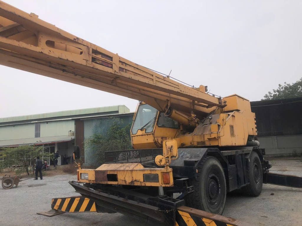 Cẩu bánh béo 25 tấn Kobelco RK250-2 đời 1991