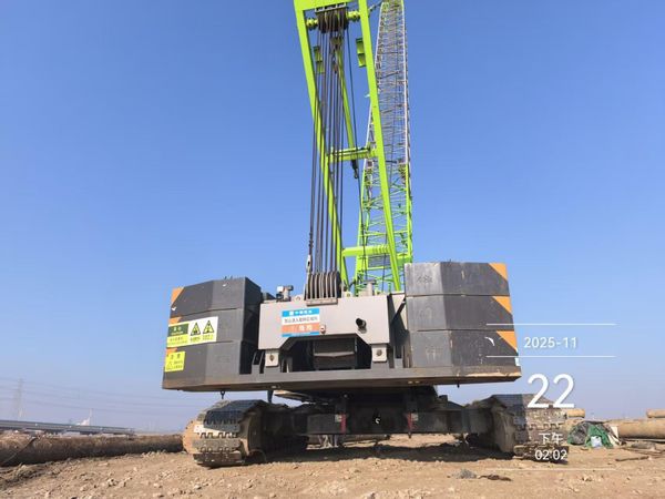 cẩu bánh xích cũ 100 tấn Zoomlion ZCC1000 đời 2020.