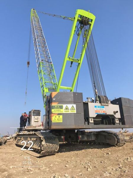 cẩu bánh xích cũ 100 tấn Zoomlion ZCC1000 đời 2020.