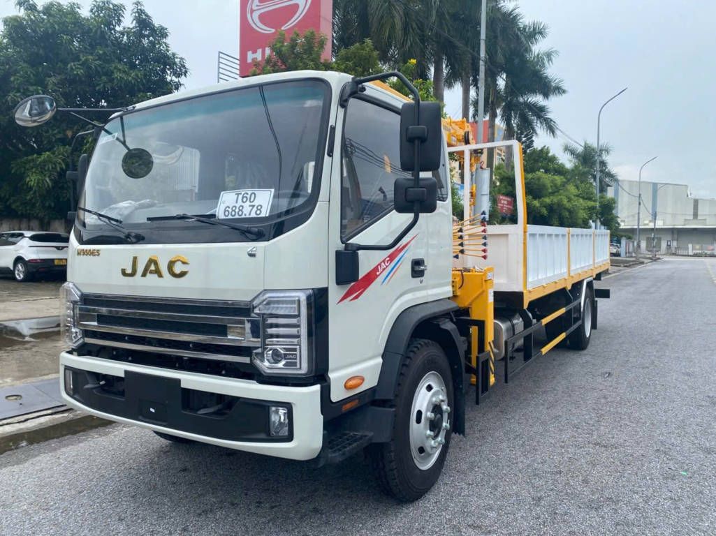 JAC N900.E5  gắn cẩu Soosan SCS334 phù hợp cho đơn vị vận tải – xây dựng cần một xe tải 7,1 tấn kèm cẩu tự hành 3 tấn
