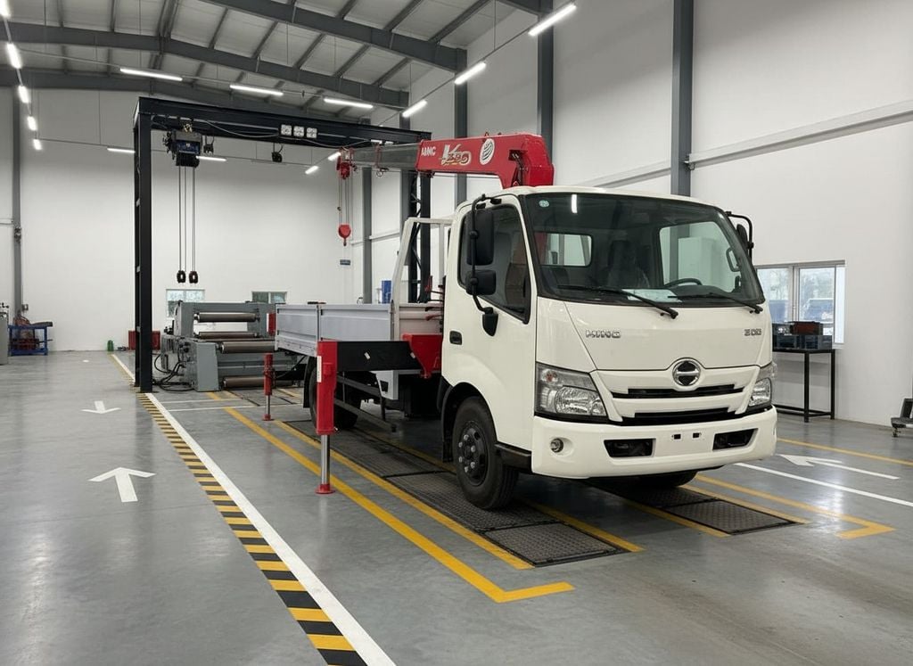 Xe cẩu tự hành Hino XZU730 gắn cẩu Unic 3T5Đ URV345