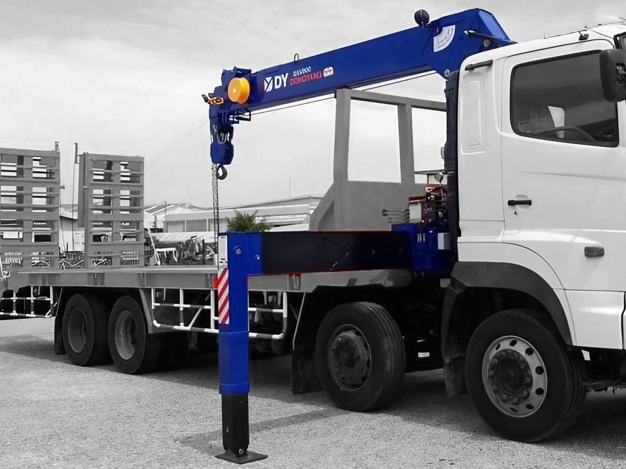 Cẩu 6 đoạn cần lục giác cho bán kính làm việc tới 25,2 m và chiều cao 28,7 m