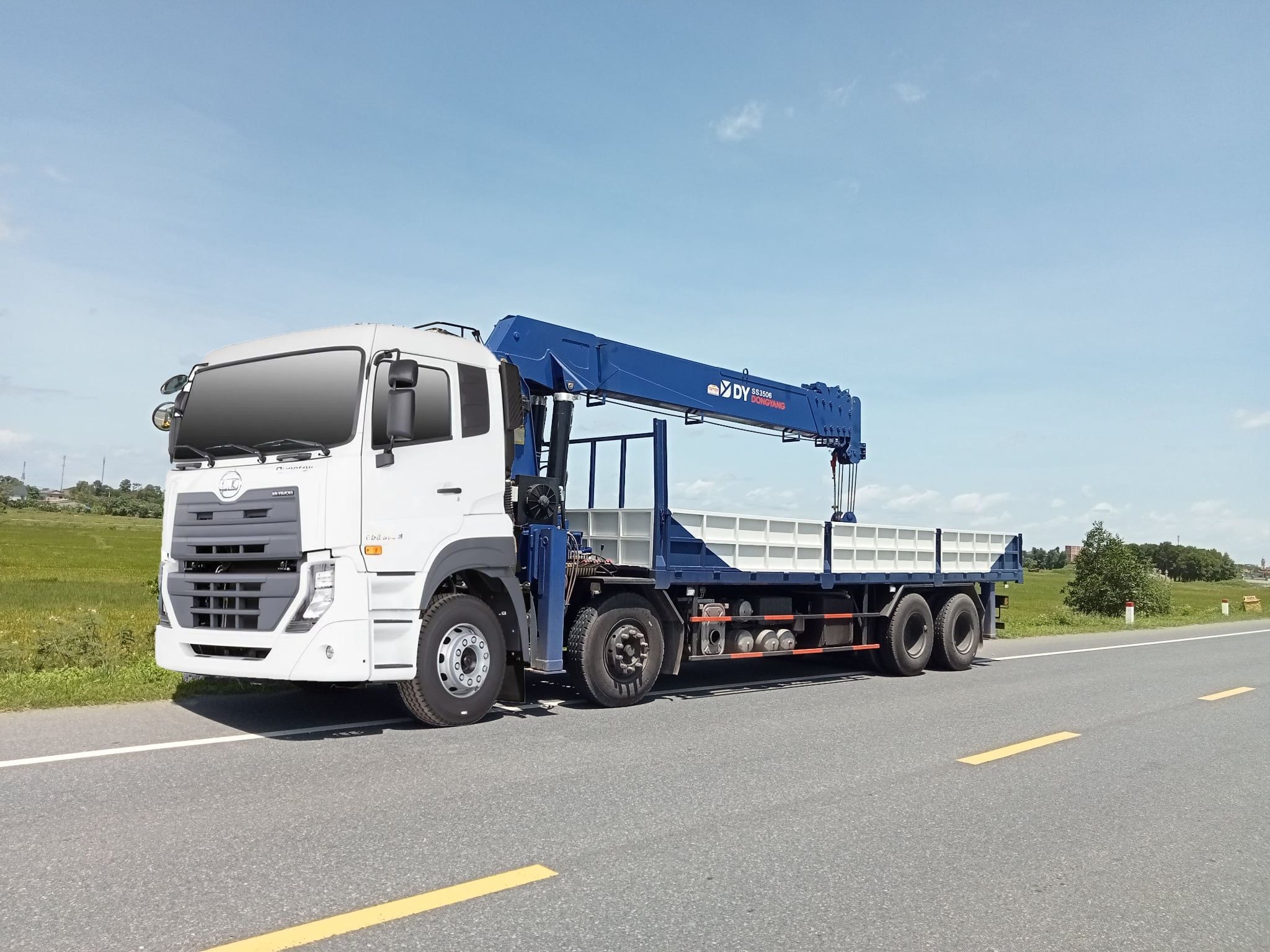 Xe tải UD Quester 8x4 gắn cẩu Dongyang SS3506
