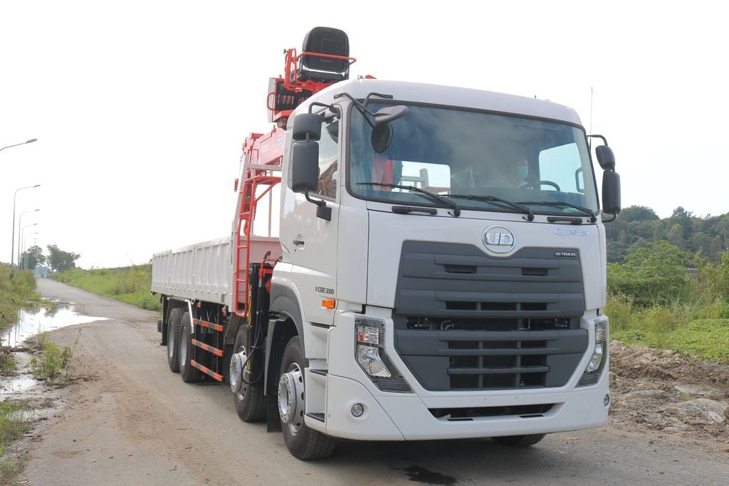 Xe tải UD Truck 4 chân lắp cẩu Kanglim 12 tấn