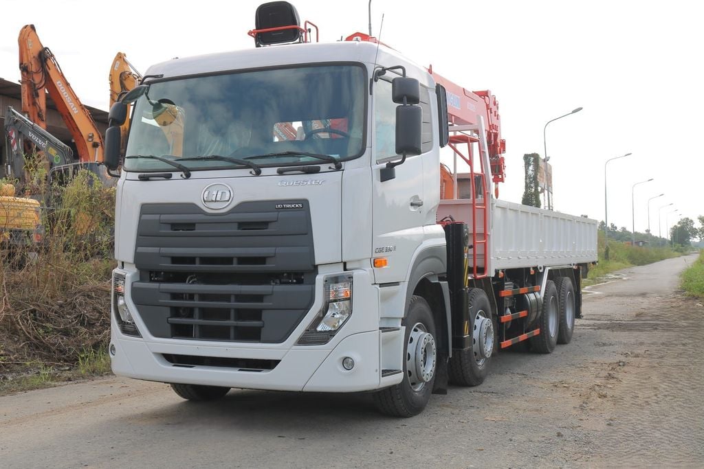 Xe tải UD Truck 4 chân lắp cẩu Kanglim 12 tấn