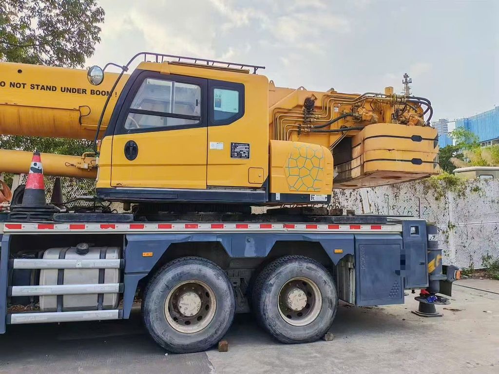 Hình thực tế Cẩu Lốp XCMG 55 Tấn Cũ: Cần Dài 50m, 6 Đốt