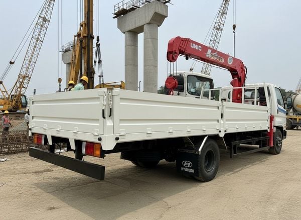 Xe cẩu 3 tấn Unic Urv375 trên Hyundai W11XL
