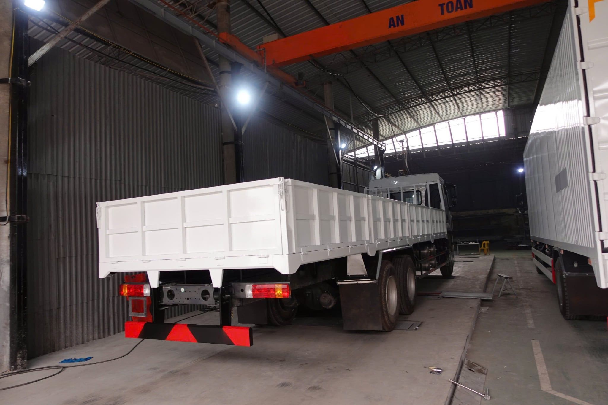 Thùng lửng xe chenglong 3 chân