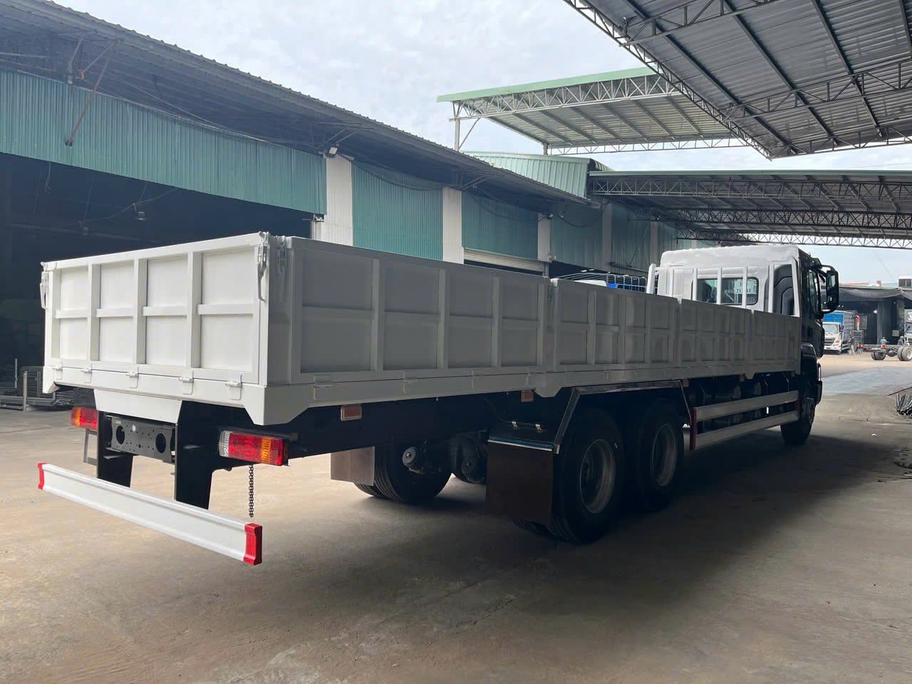 Xe 3 chân chenglong thùng lửng đợi gắn cẩu