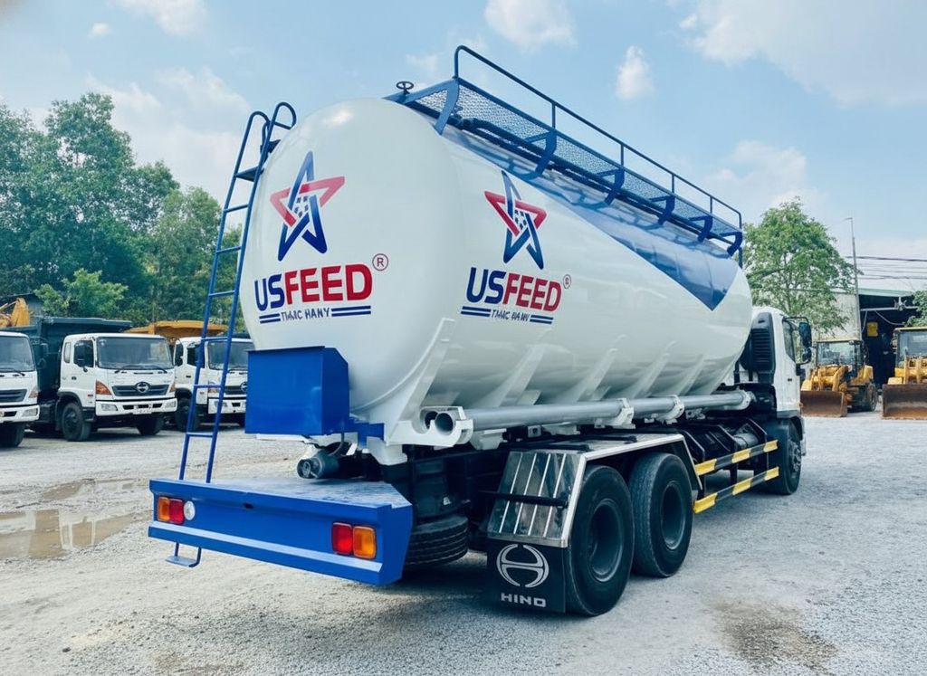 Tổng quan Xe chở thức ăn gia súc HINO 24 khối 24m3