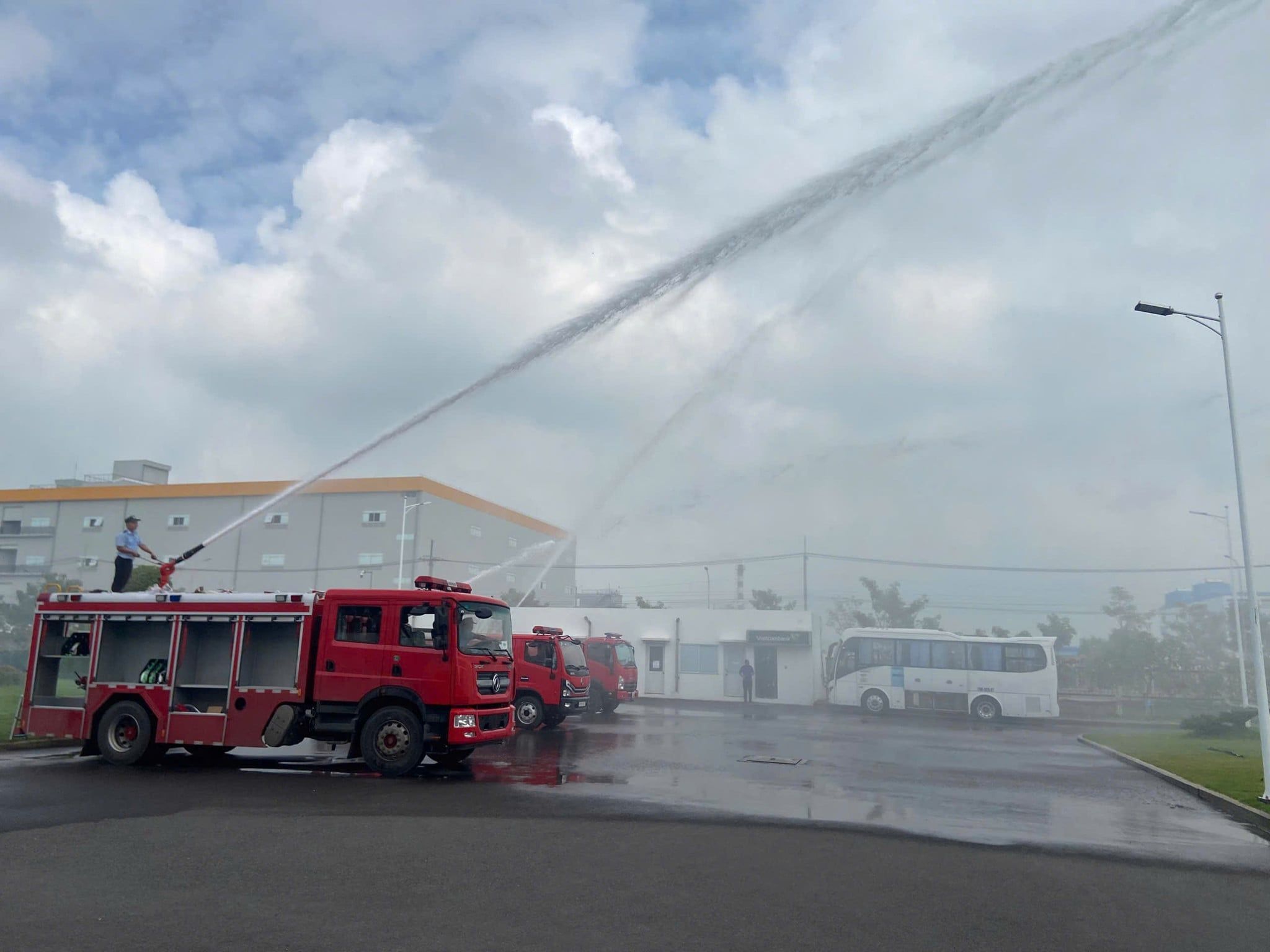 bàn giao xe cứu hỏa Dongfeng D9 6 khối cho doanh nghiệp khu công nghiệp 2026
