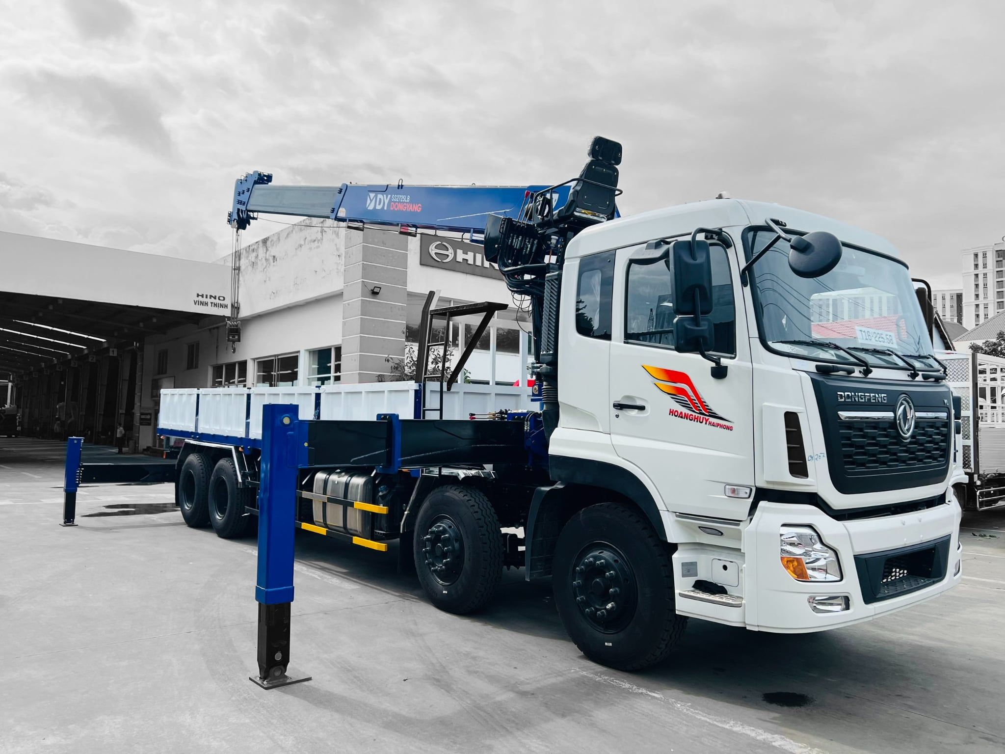 Xe tải gắn cẩu 15 tấn Dongfeng Hoàng Huy 315HP – cẩu Dongyang SS3506